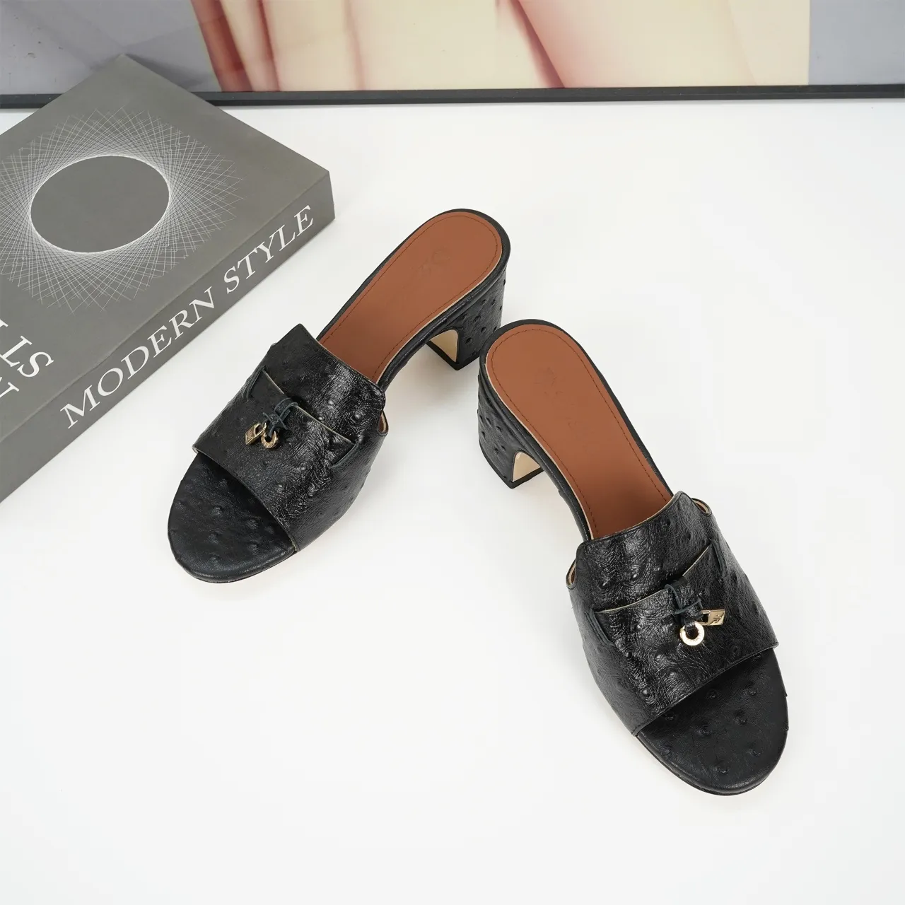 👟👟Ex-factory price 440👟👟 Genuine leather sole +30 suede sheepskin slippers with a strap decorated with Loro Piana My Charms charms and decorated with tone-on-tone stitching. Sophisticated and feminine, it pairs well with both city and resort looks. For those looking for an elegant upgrade, the summer glamor slipper is known for its slim open-back silhouette. size: 35-44 (custom-made sizes 43 and 44 are non-returnable) Upper: imported suede sheep leather (sheep), cowhide ostrich pattern, cowhide snake pattern Lining: imported high-grade mixed sheep silk Heel height: 5.5CM